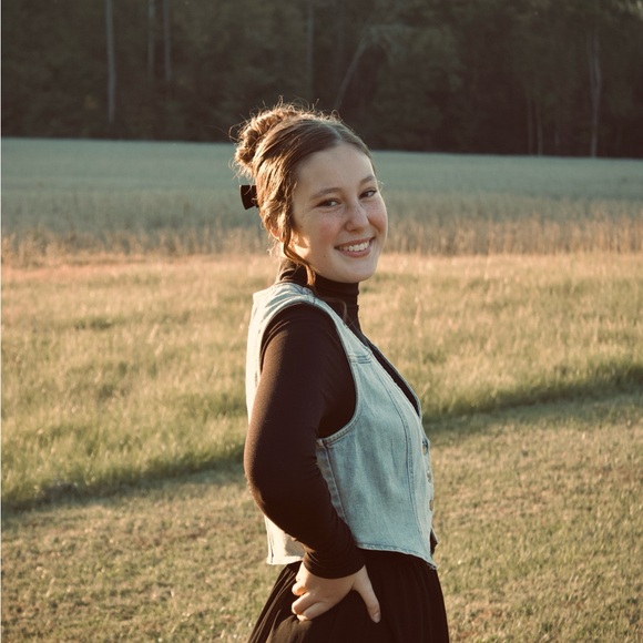 :)Welcome to my closet👋🏼🖤🎀(: - Picture 2 of 10